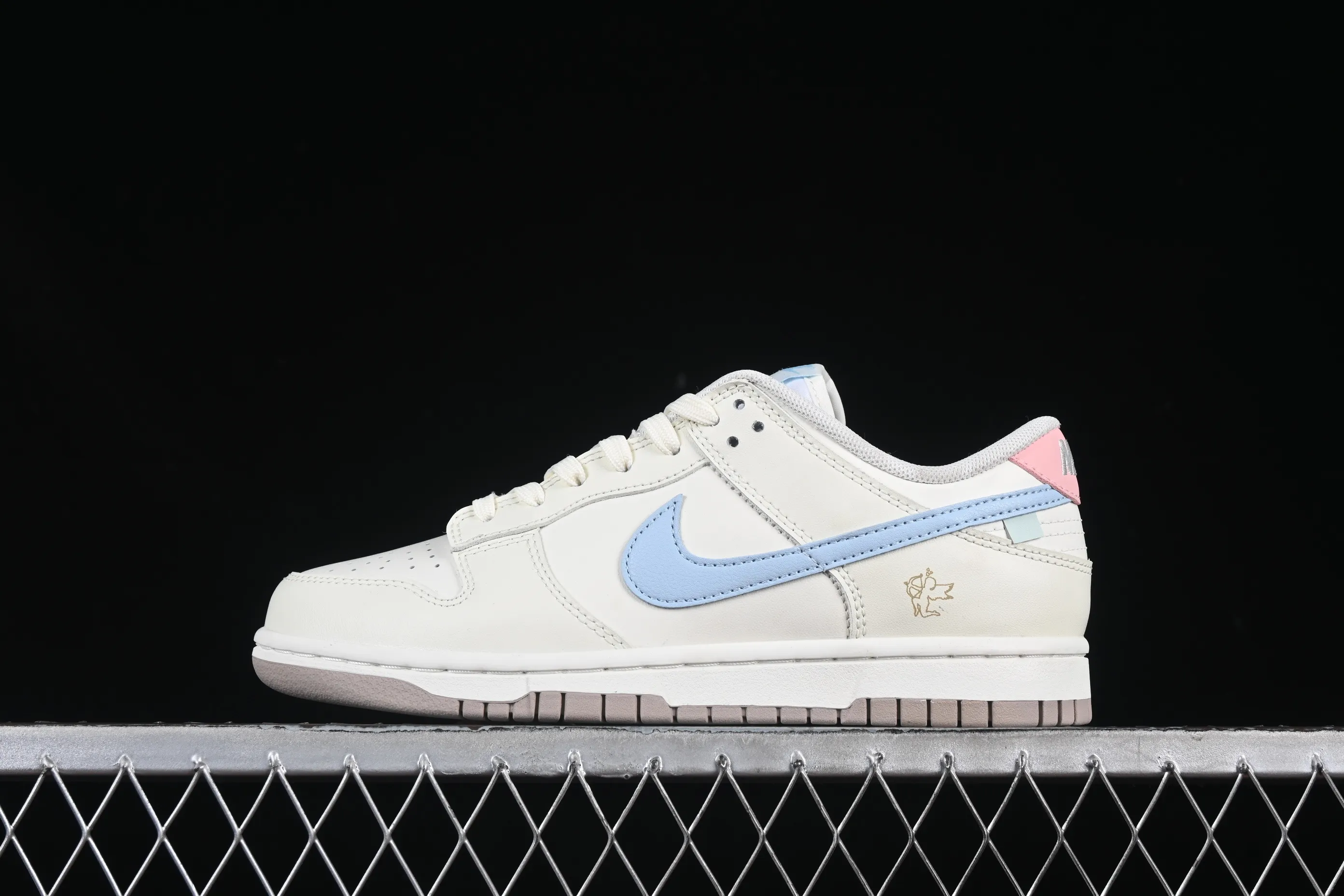 All categories Nk SB Dunk Series Nk SB Dunk Low High-end customized low-top sneakers Nike SB Dunk Low Cupid Heart Anniversary high-end customized low-top casual sneakers YW0212-012
